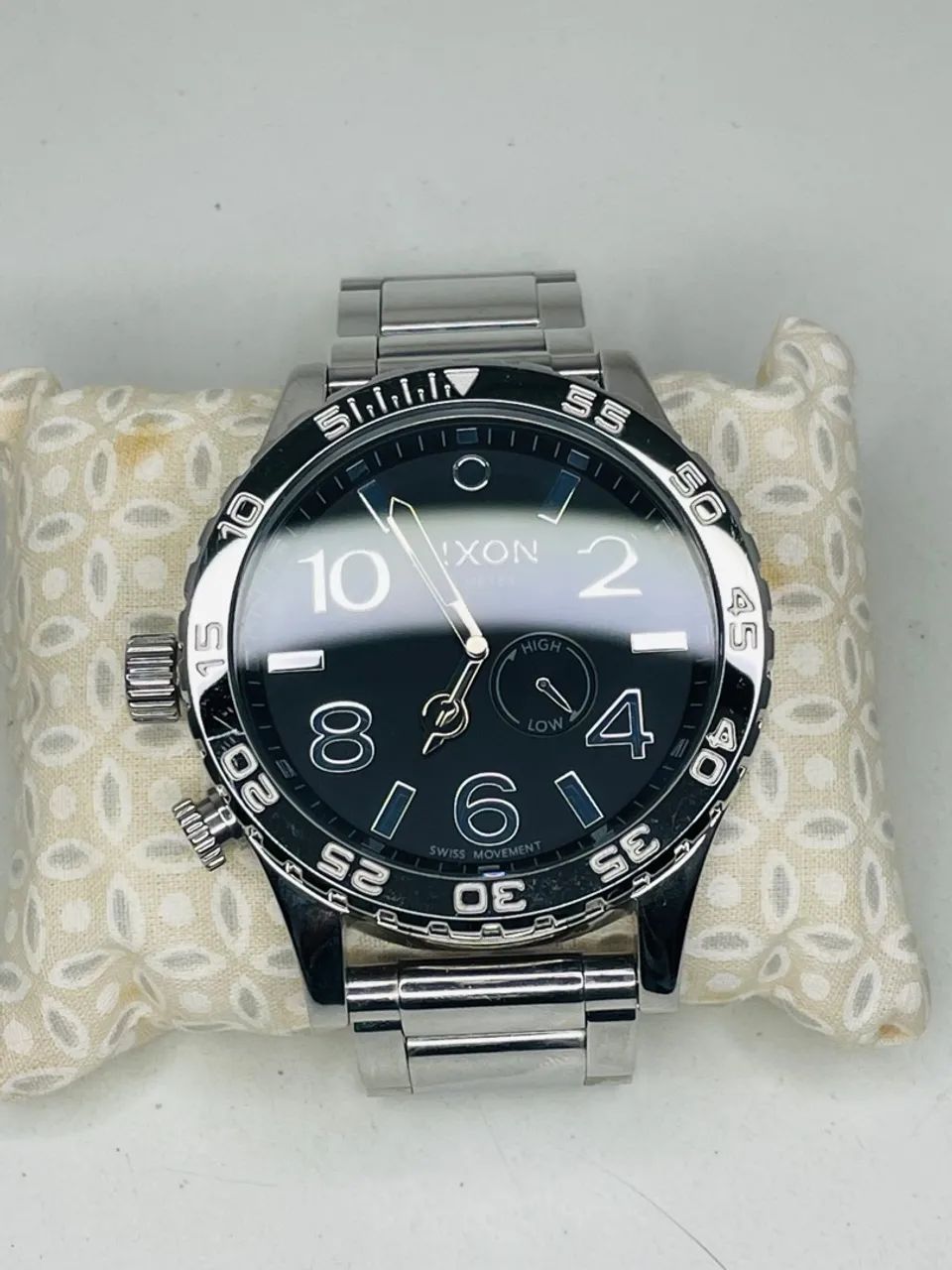 Relógio nixon original cromado e fundo preto