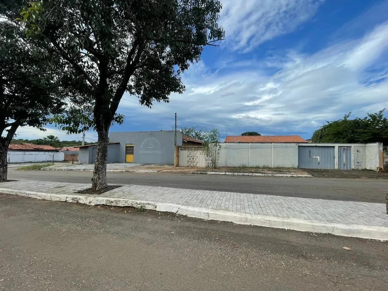 VENDE-SE 1 CASA E 1 GALPÃO PARA VENDA NO JARDIM QUERIDO
