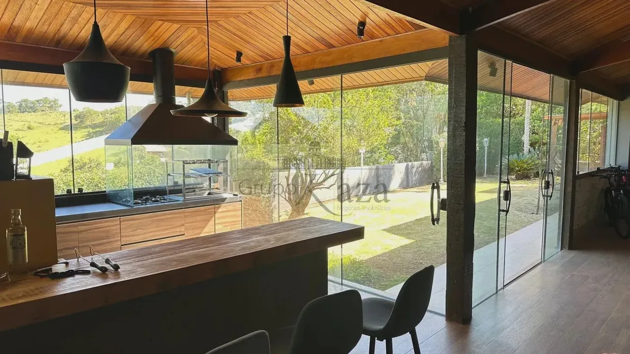 Casa em Condomínio - Condomínio Mirante do Vale - Jacareí - 4 Dormitórios - 340m².