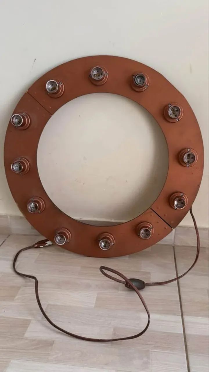 Luminária rústica, ideal para estúdios e lives.