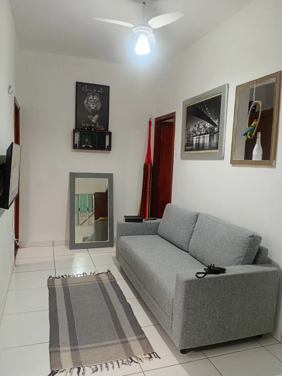 Casa com dois quartos e garagem para motos.