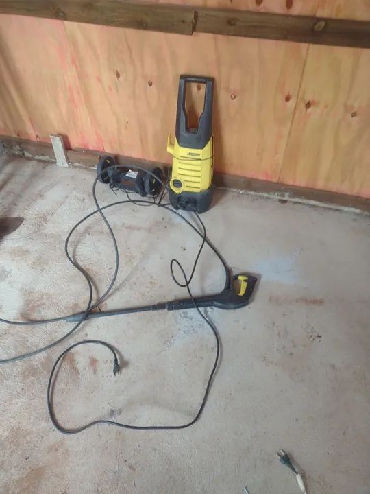 Leia o anúncio máquina de lavar Karcher funciona quebrou botão de ligar 120 reais