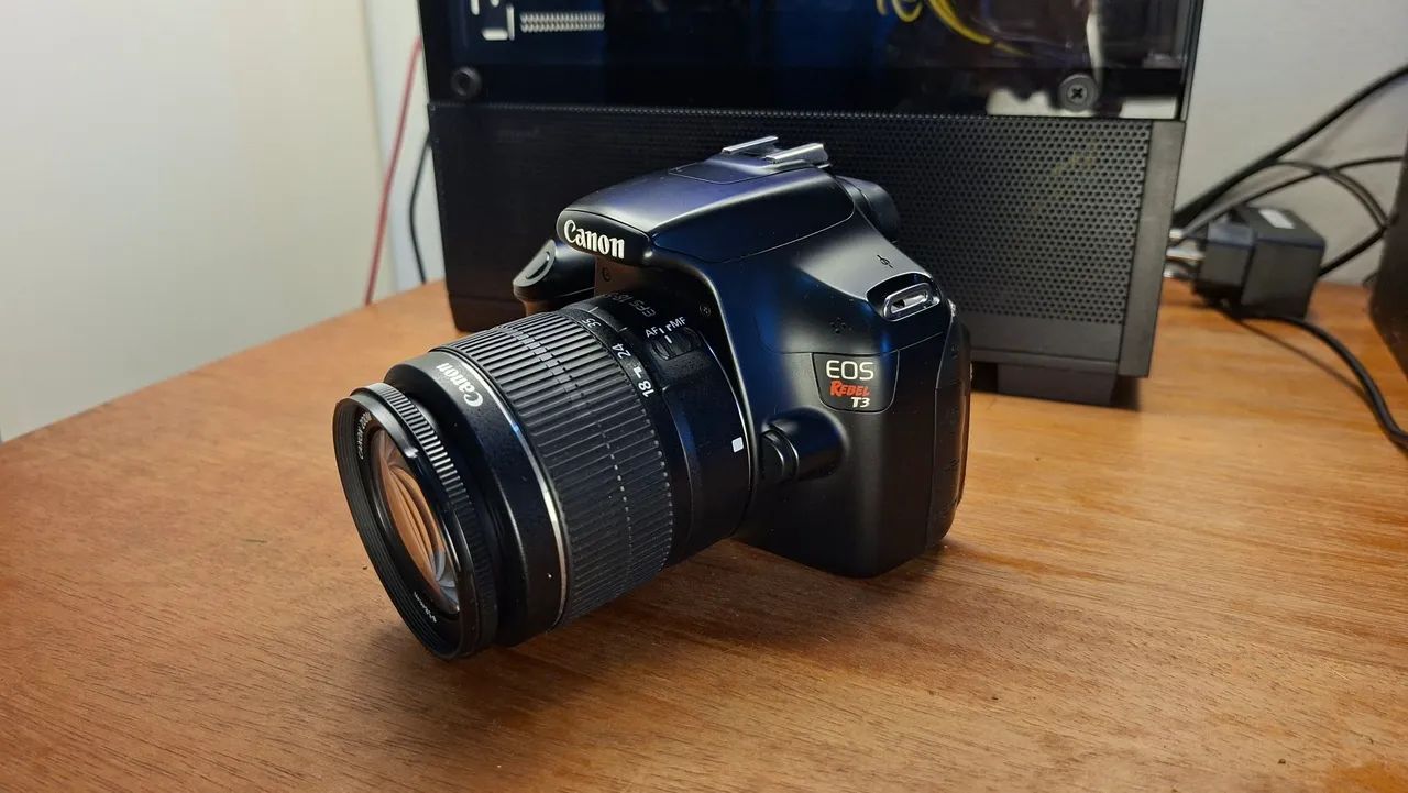 Canon EOS Rebel T3 + Lente EF-S 18-55mm