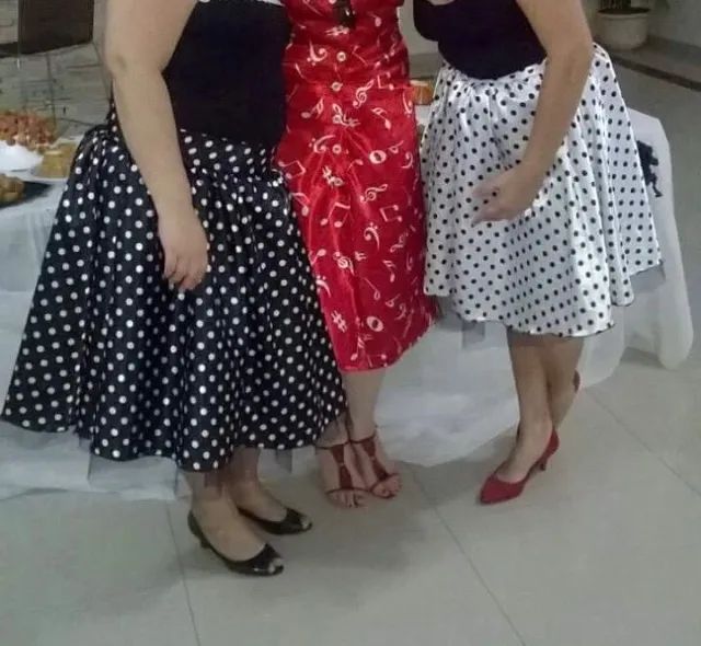 Saia para festa temática anos 60, em cetim, linda, cor preta, com