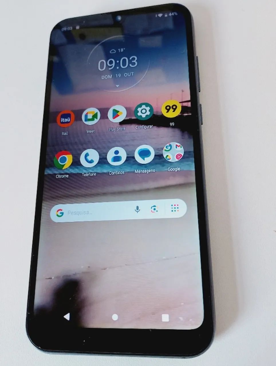 Motorola E6i com vários acessórios 