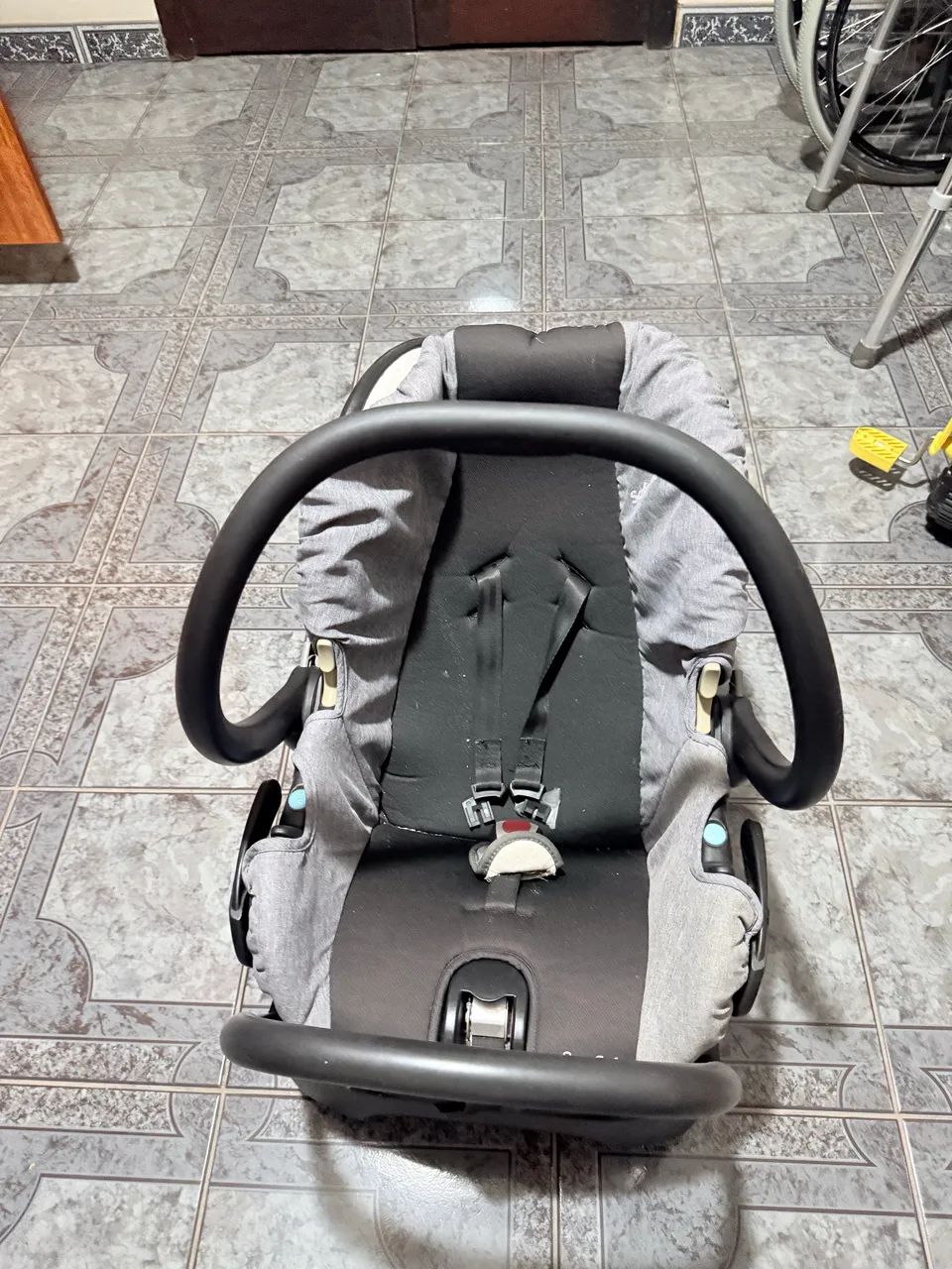 Carrinho de bebê mais bebê conforto 