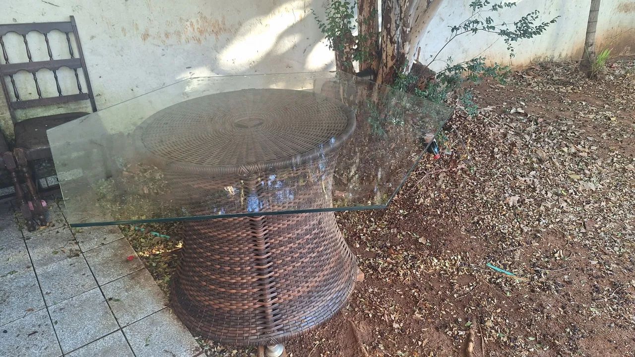 Mesa de vime com tampo de vidro sextavada - Foto 5