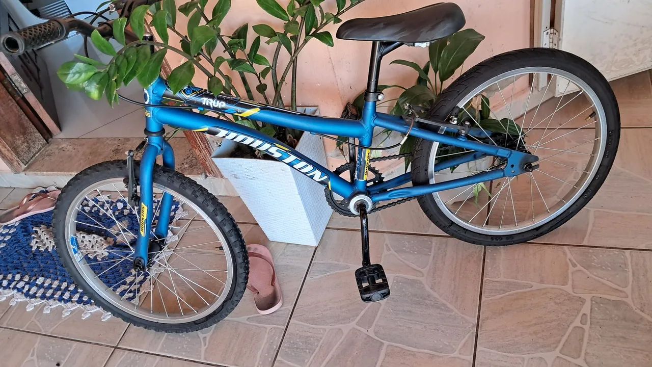 Bicicleta aro 20 bem conservada só pegar e andar - Foto 2
