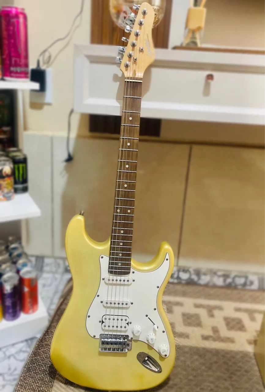 Guitarra Giannini com caixa de som inclusa.