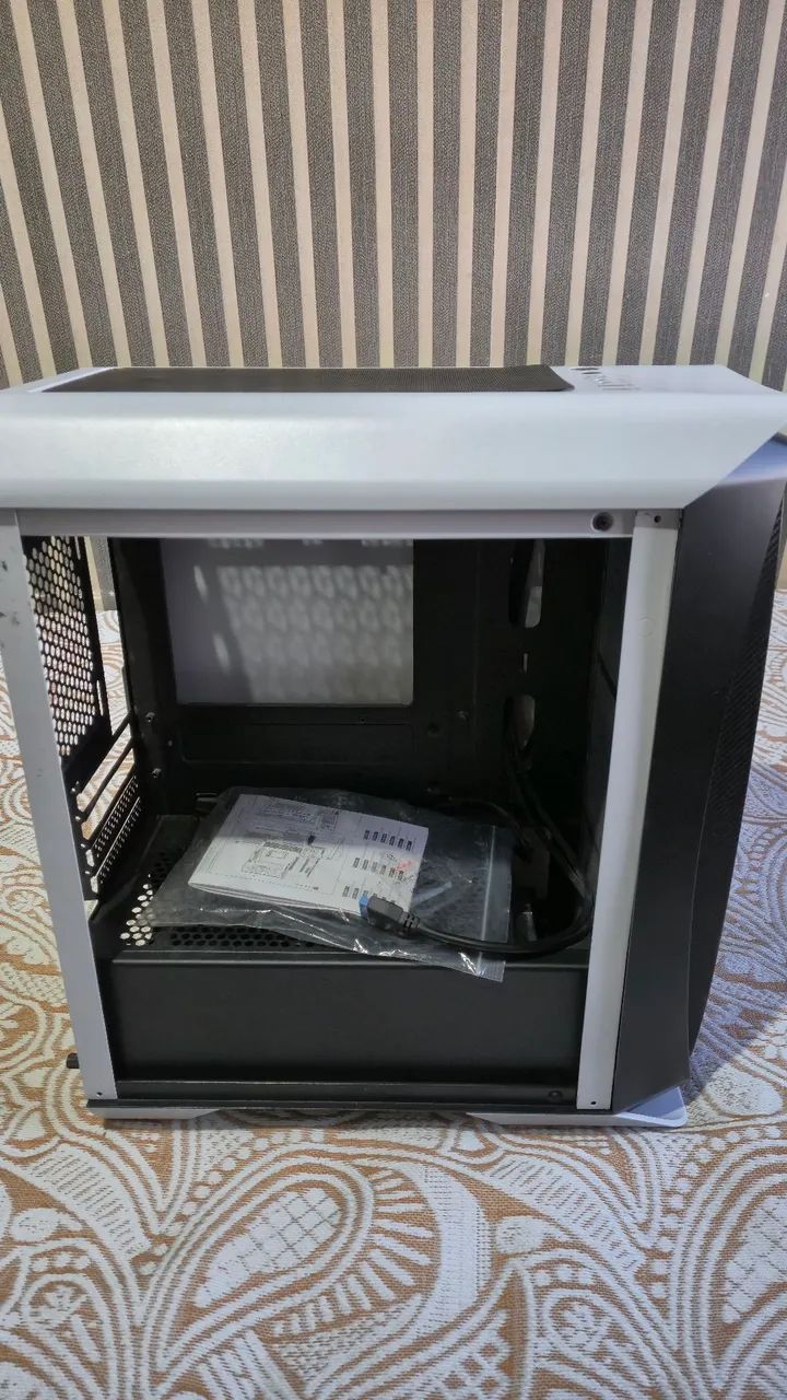 Gabinete sem tampa e com cooler traseiro