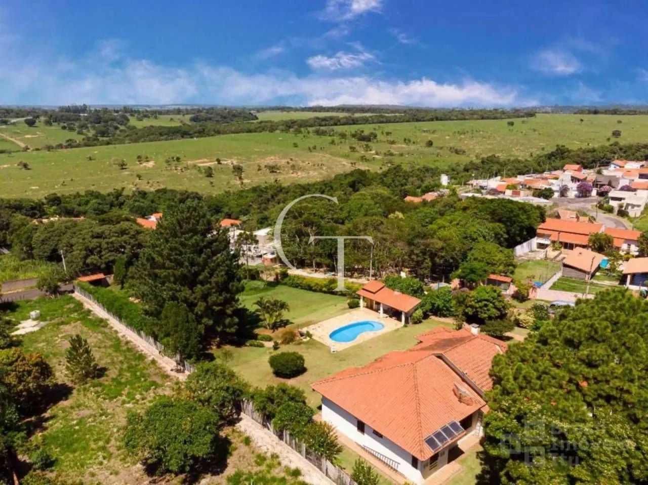 Casa no Condomínio Chácara Flórida a venda com 3 dormitórios e suíte e piscina
