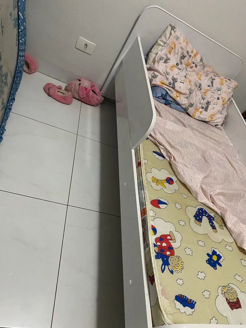  Cama com colchão infantil