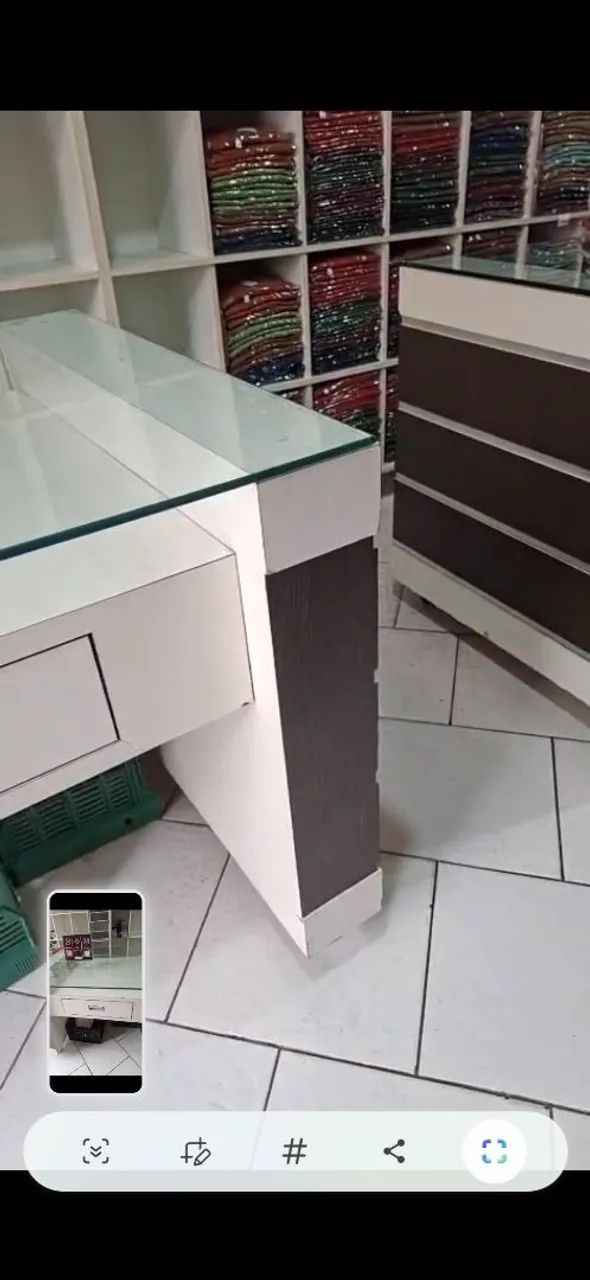 Balcão mesa central MDF branco gaveteiro com vidro  - Foto 5