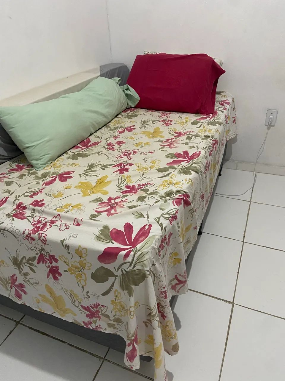 Vendo cama box de solteiro, de ótima qualidade.