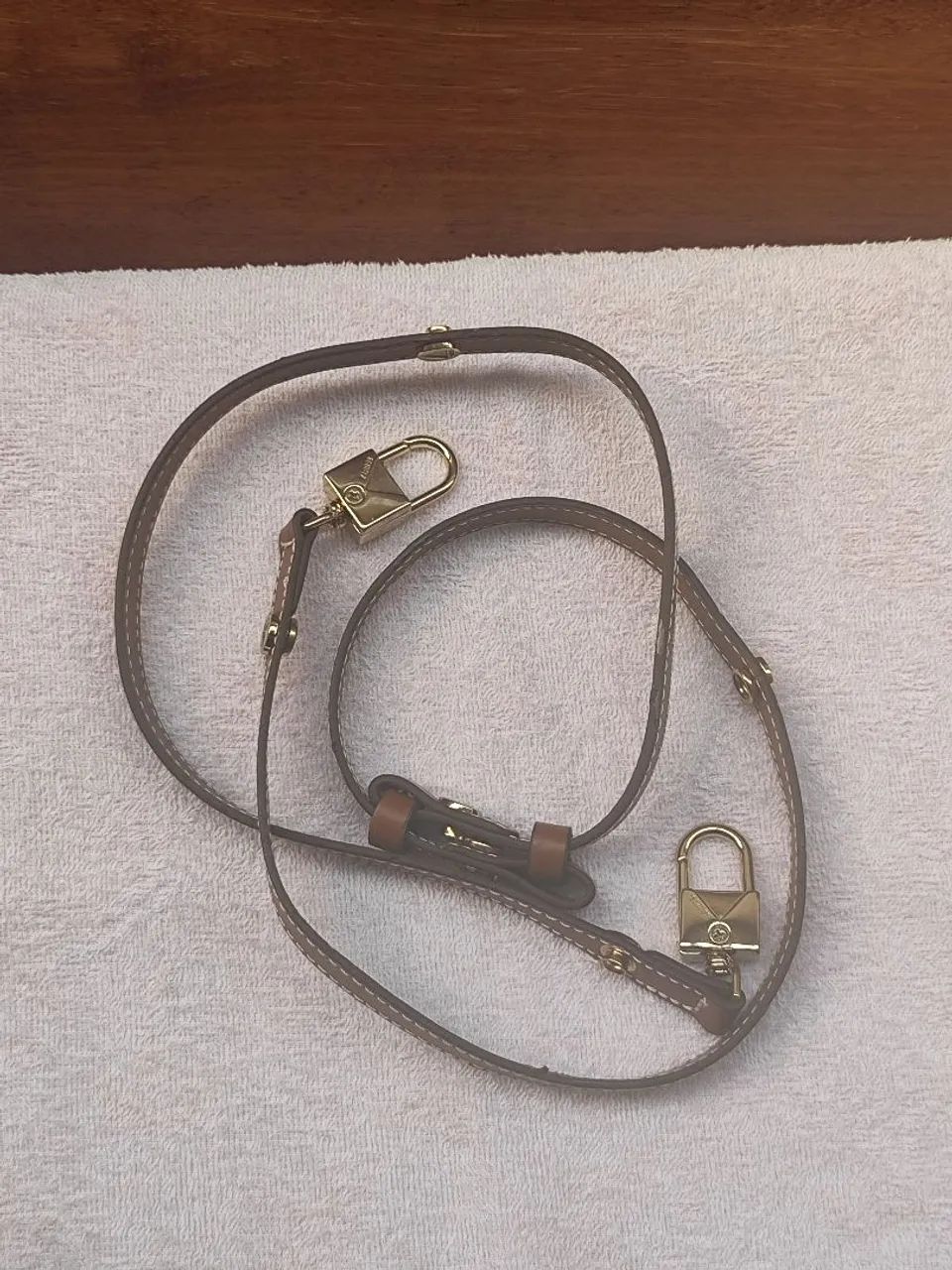 Alça de bolsa Schutz cor marrom  - Foto 2