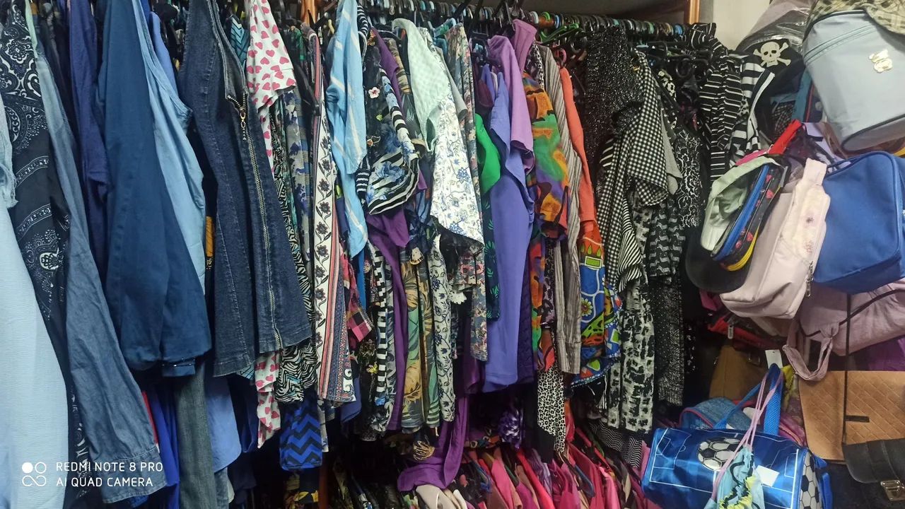 Lote de blusas para brechó 50 peças  - Foto 3