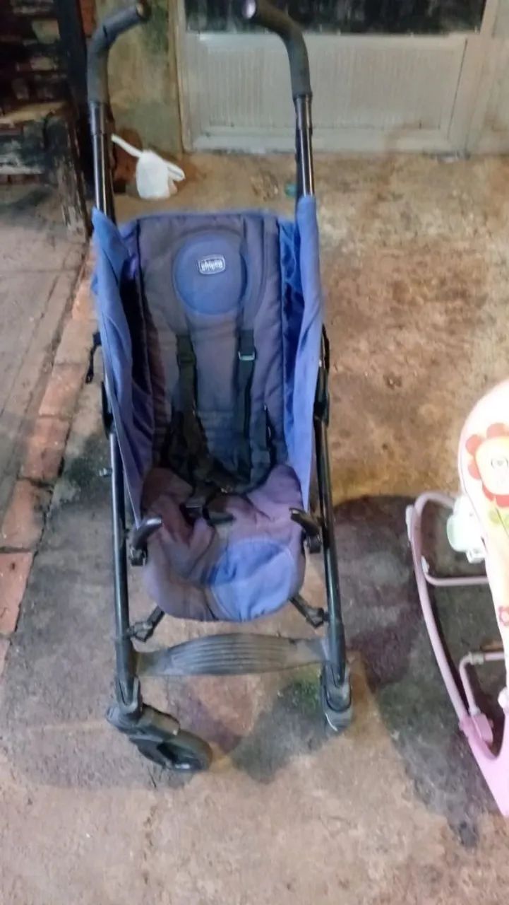 Carrinho de bebê, na cor azul