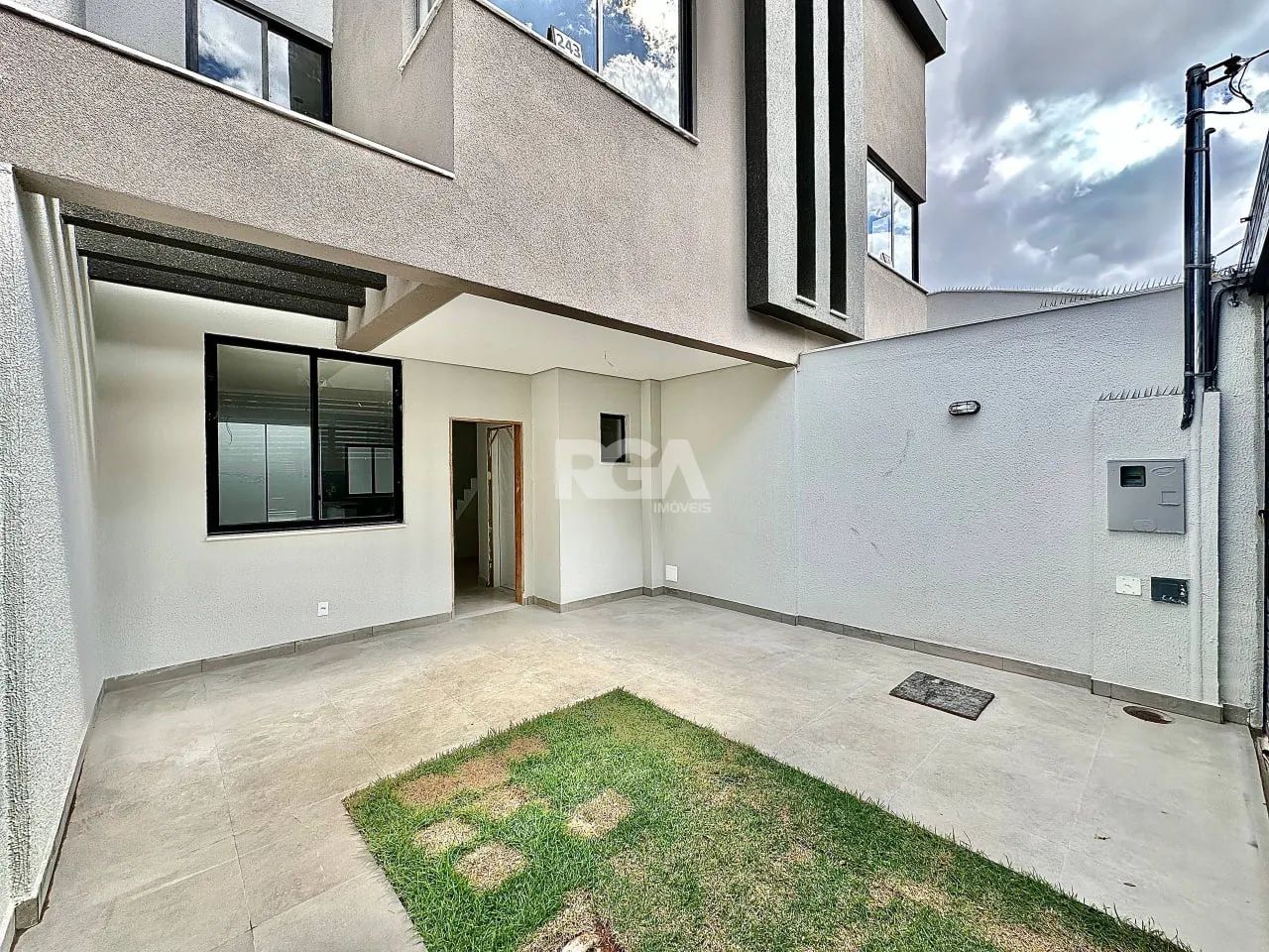 CASA GEMINADA COM 3 QUARTOS (1 SUÍTE) E 2 VAGAS  ITAPOÃ