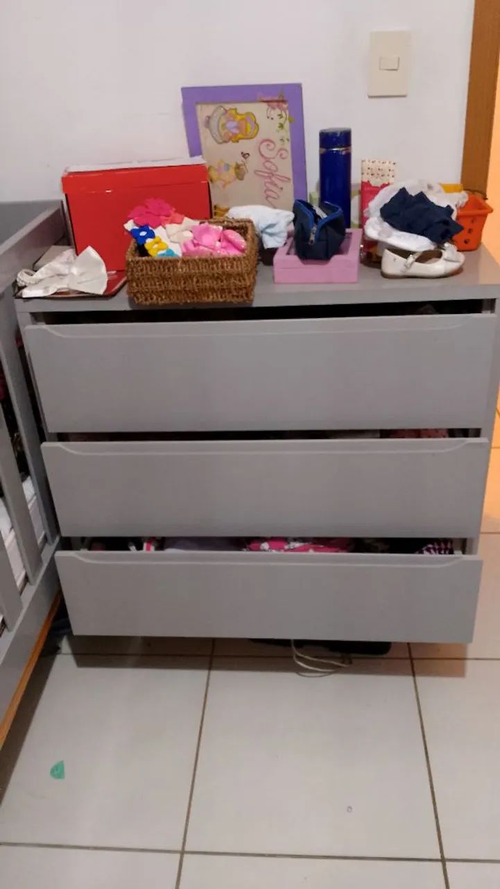 Berço e cômoda cinza