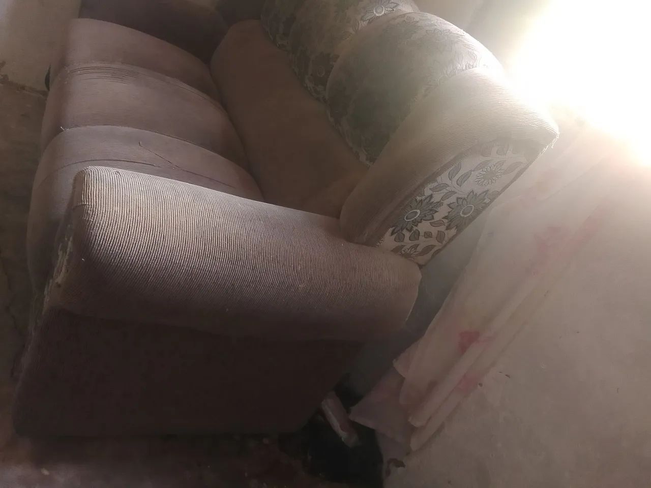 Vendo sofá ótimo estado só precisa lavar por que está guardado  - Foto 3