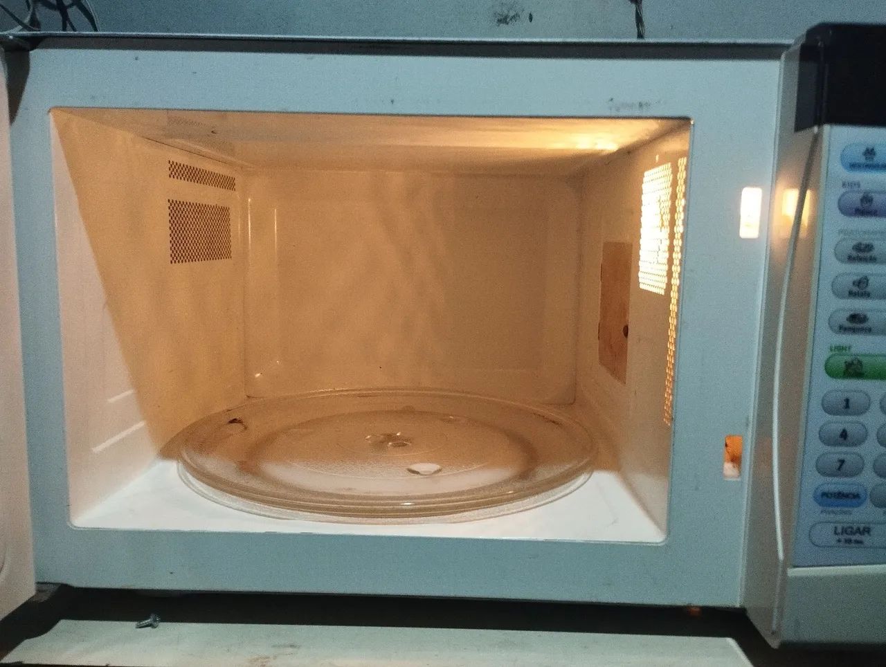 Vendo microondas Electrolux de 28 litros. - Foto 2