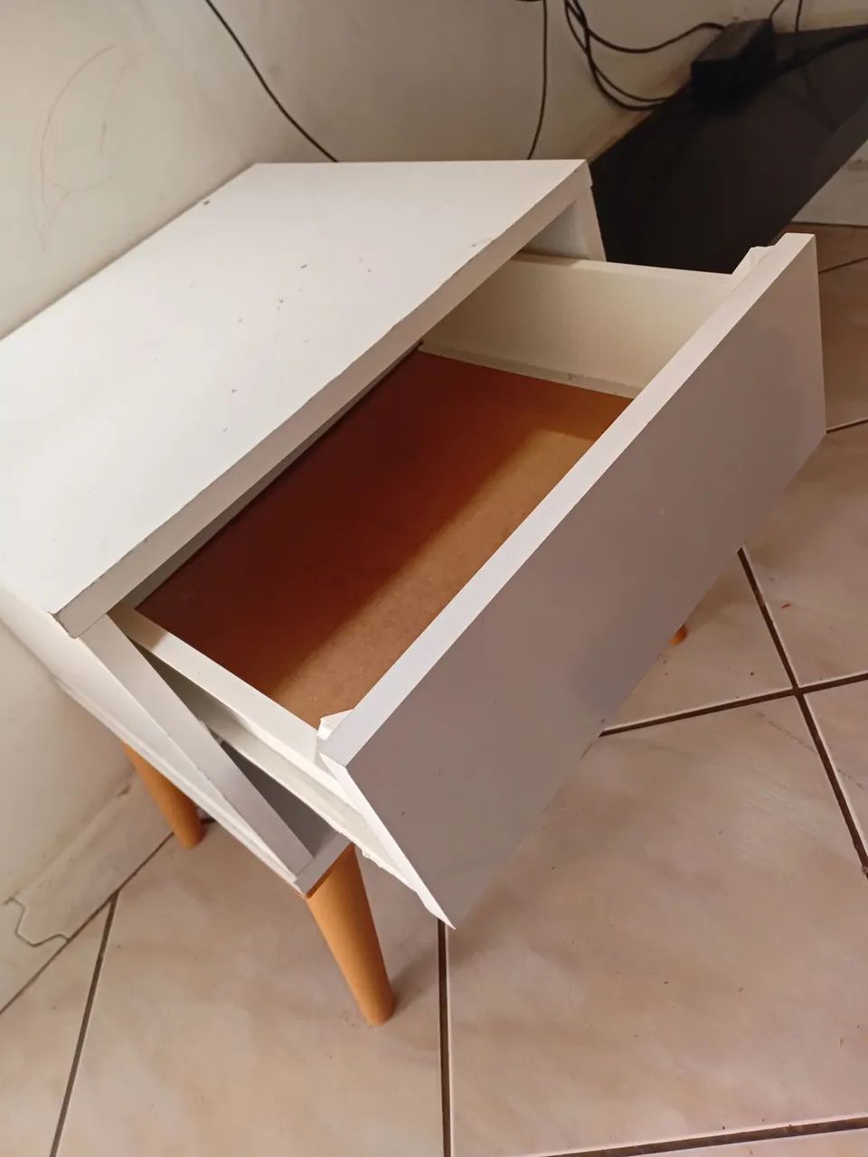 Mesa de cabeceira em MDF branca com gaveta. - Foto 2