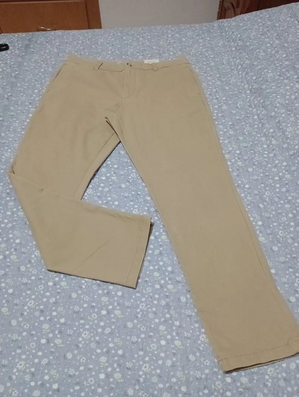 Calça Slim básica em Sarja bege,,Nova.
