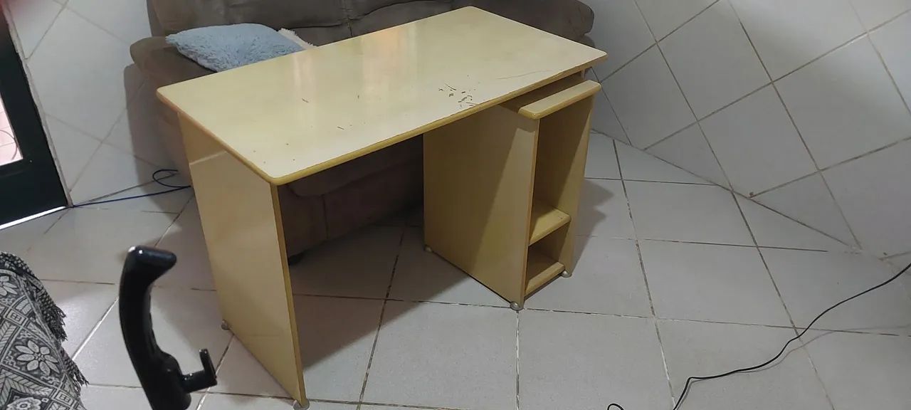 Mesa computador  em madeira bom estado 