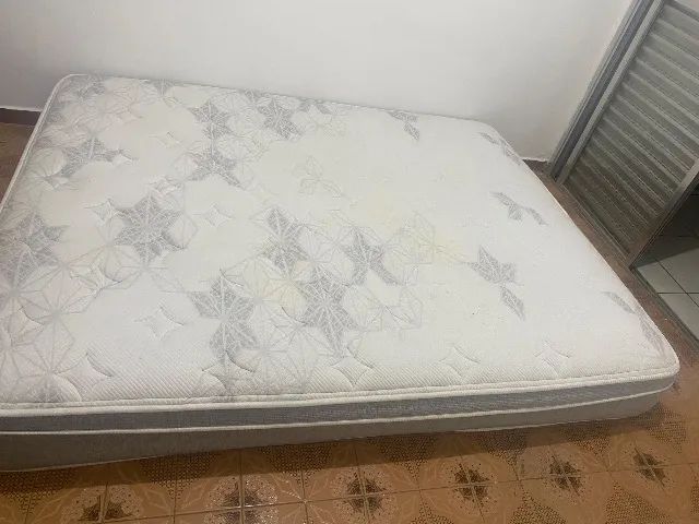 Colchão Queen importado em ótimo estado 