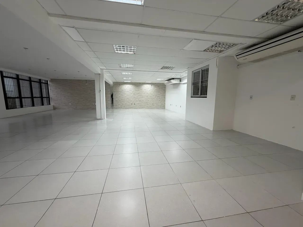 Edifíco comercial inteiro com 542m2 priv | Subsolo com vagas | 3 pavimentos de salas | No  - Foto 3