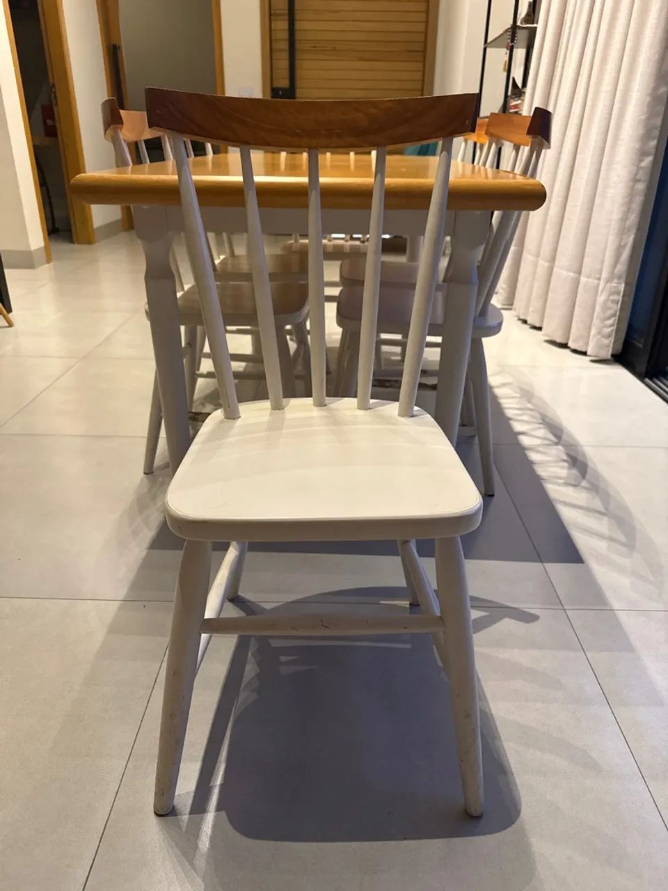 Vendo mesa com 6 cadeiras  - Foto 2