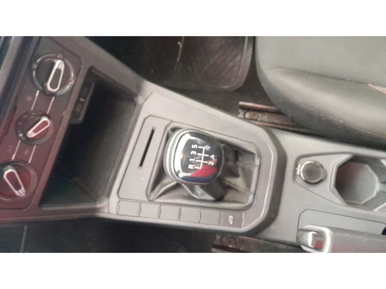 Volkswagen Polo Track 1.0 Flex 12V 5p, foto 9 de 16