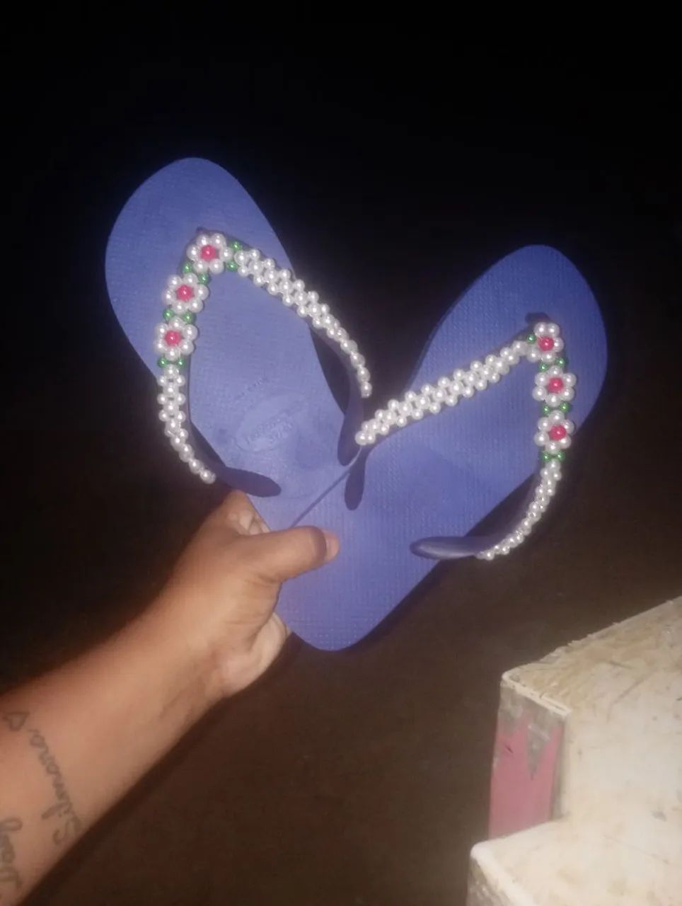 Sandália decorada com pérolas  - Foto 2