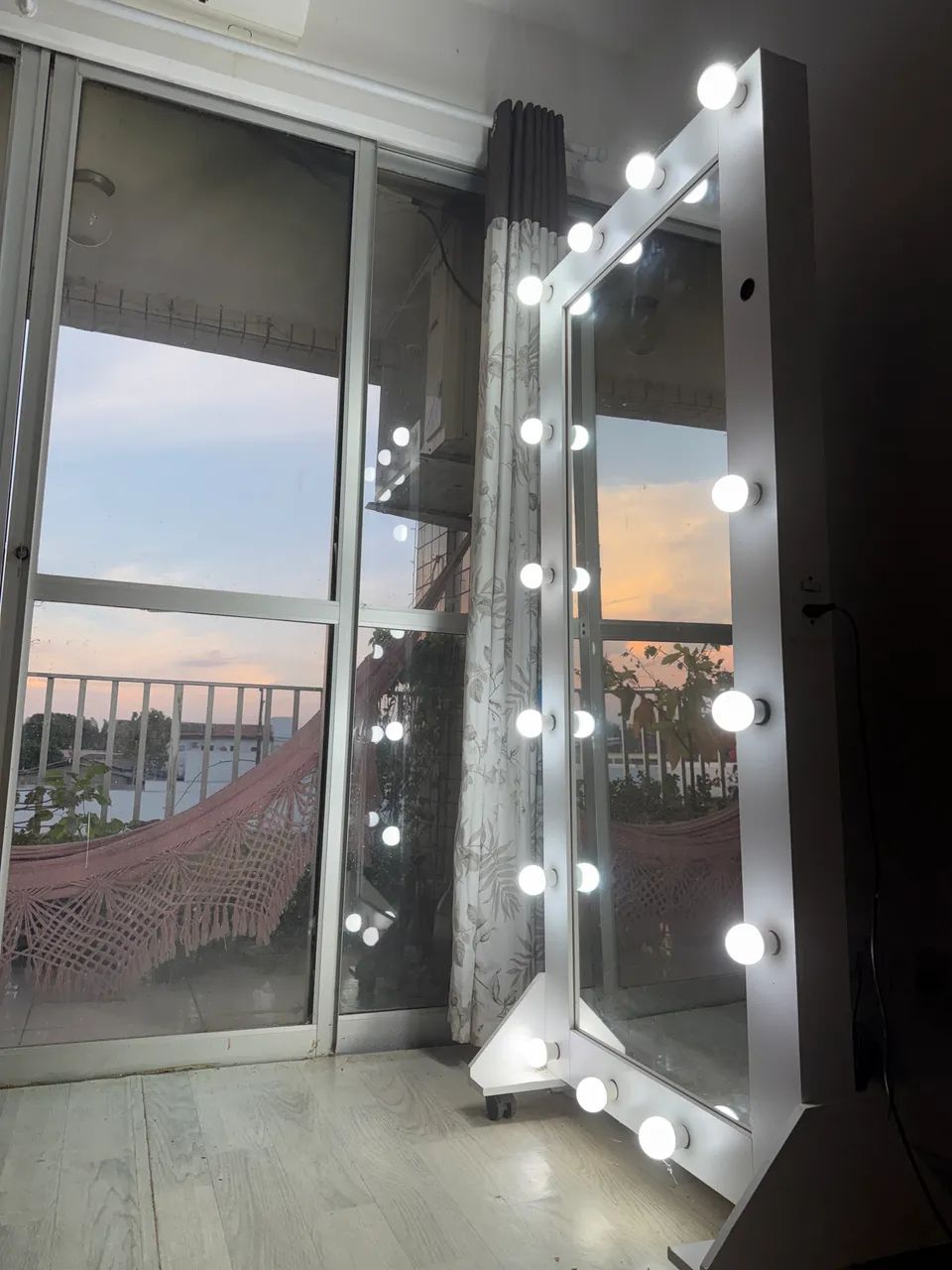Penteadeira com 16 Lâmpadas de Led e tomada embutida  - Foto 3