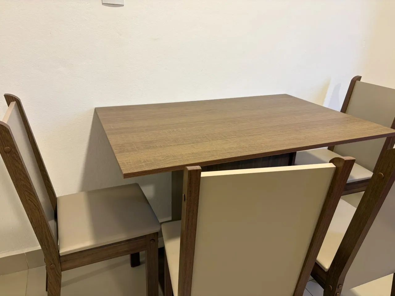 Vendo mesa com 4 cadeiras 