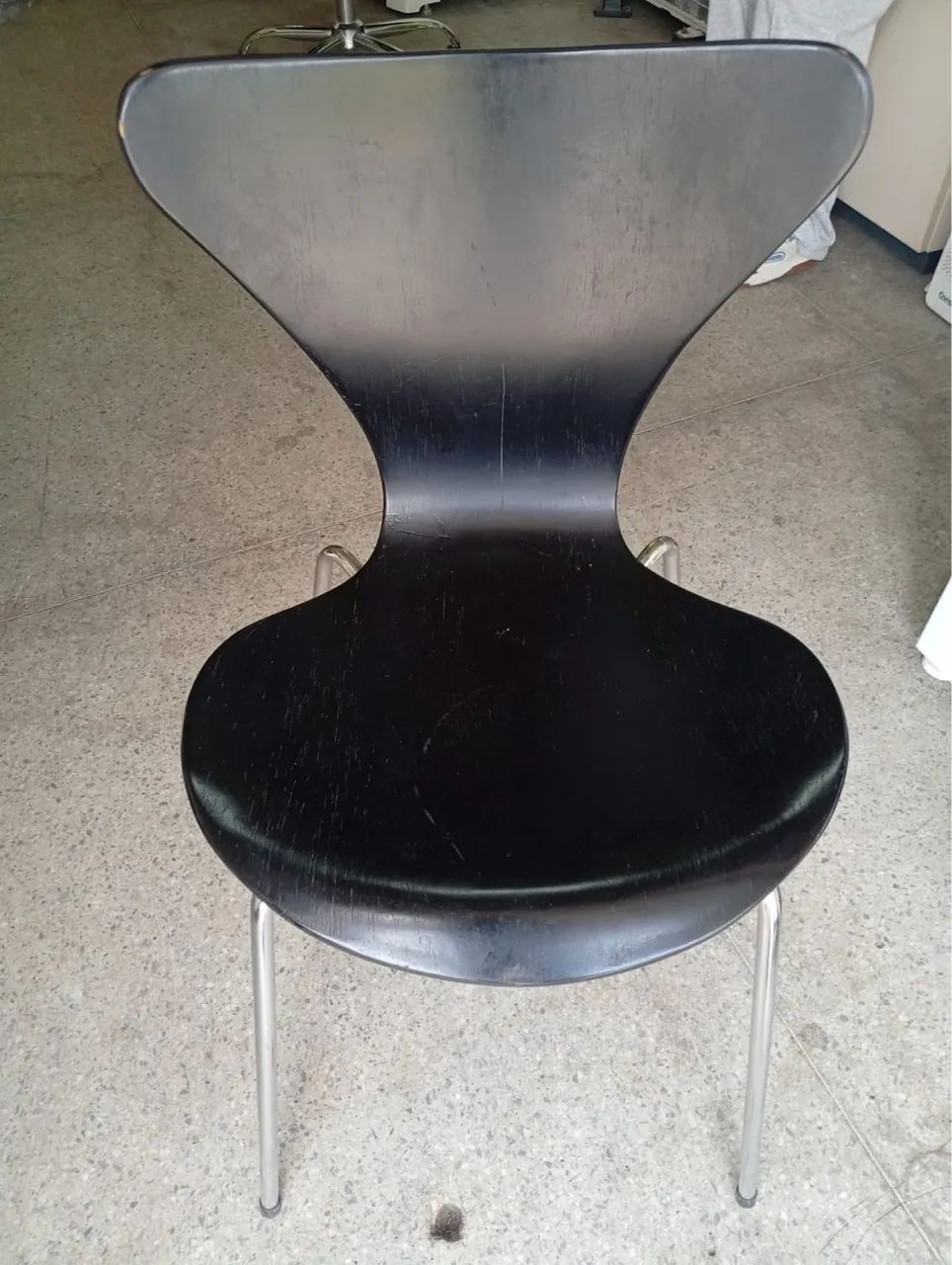 . Cadeira Arne Jacobsen em ótimo estado  modelo 3107