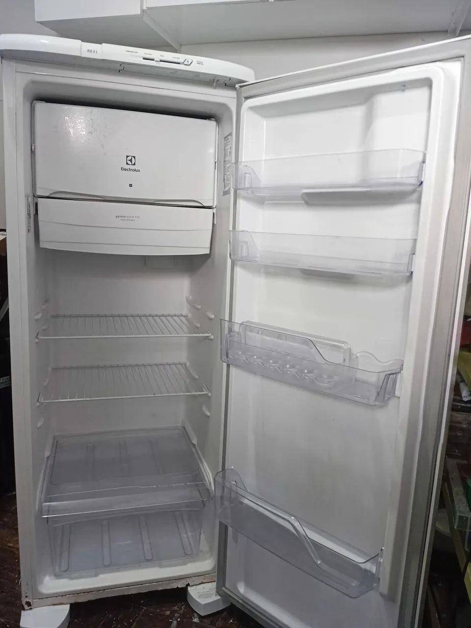 GELADEIRA ELETROLUX RE31 BOM ESTADO - Foto 3