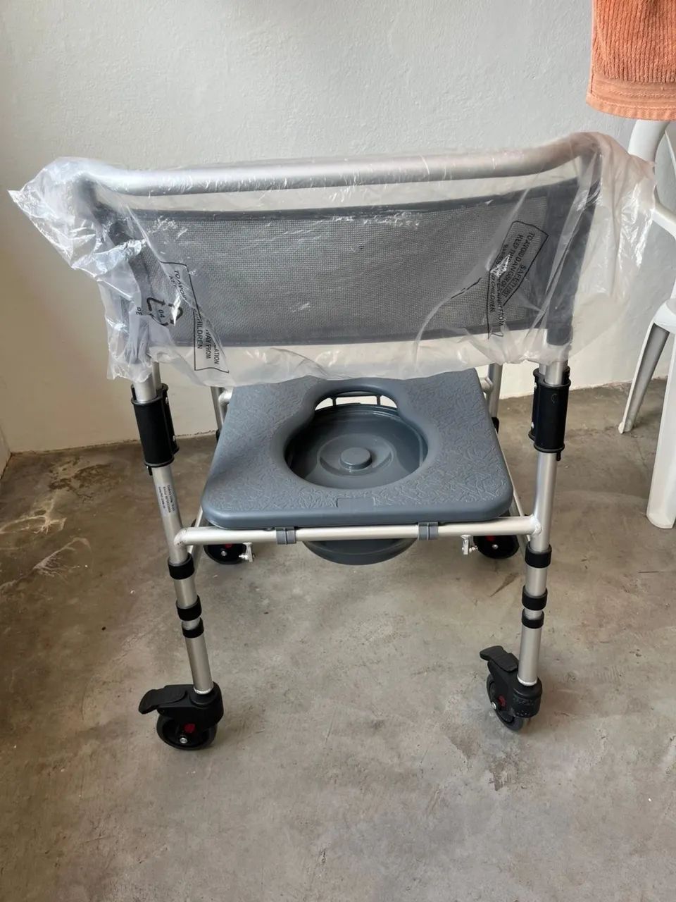 Cadeira de Banho com Rodas - Seminova, Pouquíssimo Uso - Foto 2