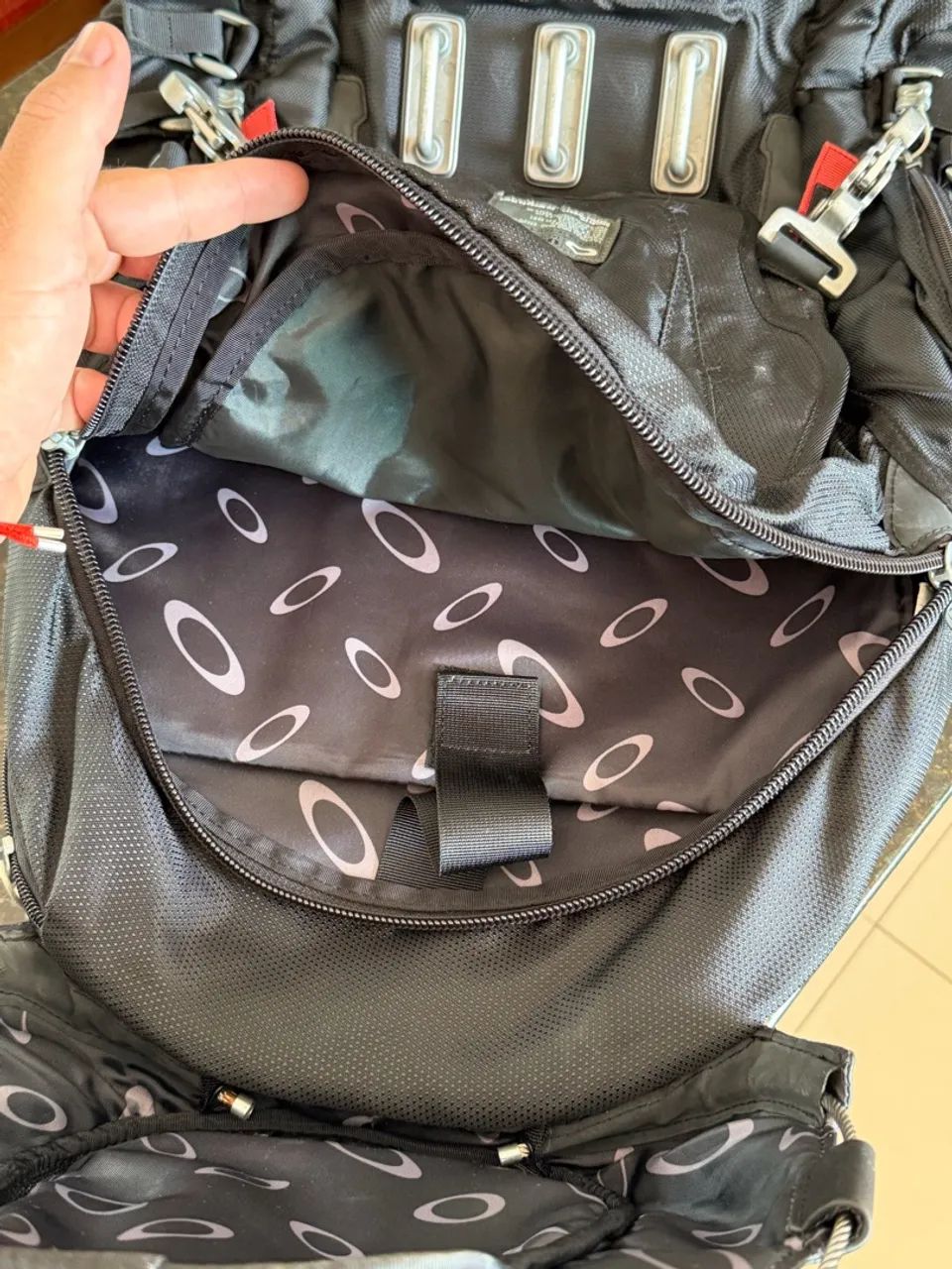 Mochila Oakley Kitchen Sink Black Red - Foto 4