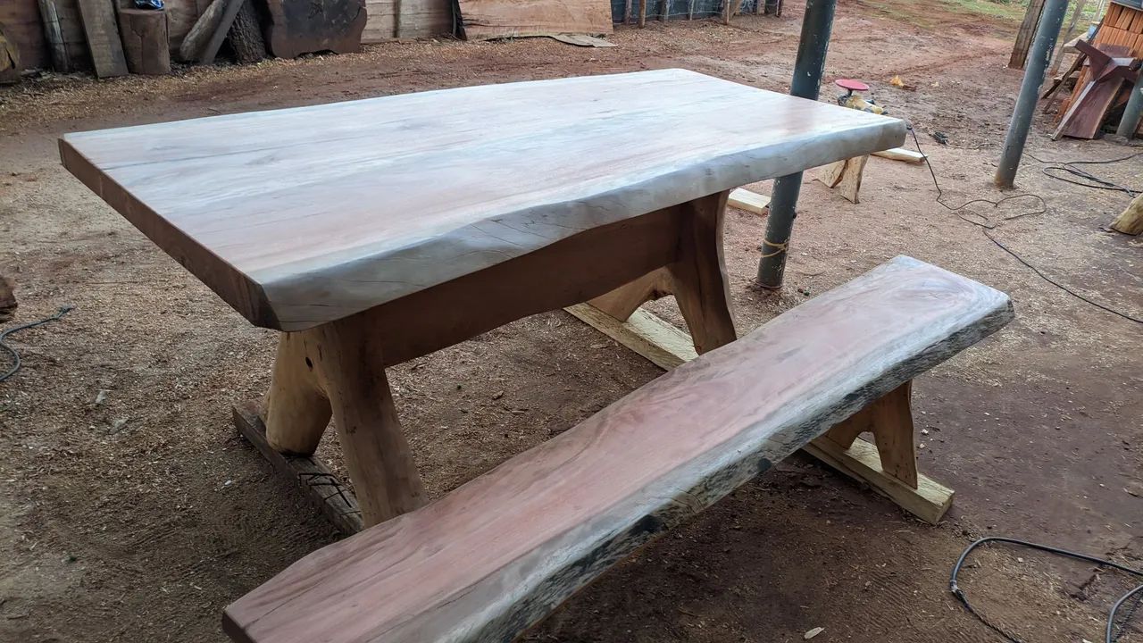 Vendo mesa rústica com os dois bancos 
