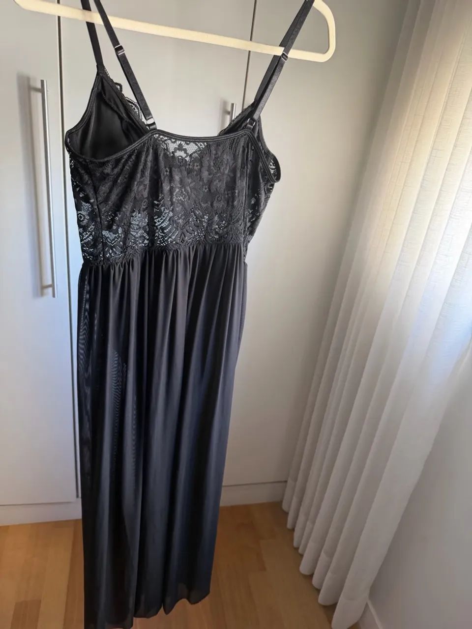 Vestido longo preto com renda e fenda  - Foto 2