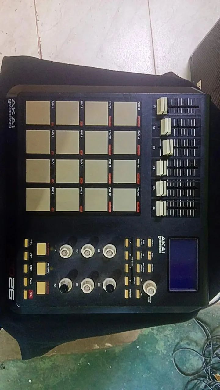 Mini Controladora AKAI PROFISSIONAL MPO26 / USB / MIDI / PAD / CONTROL UNIT / - Foto 3