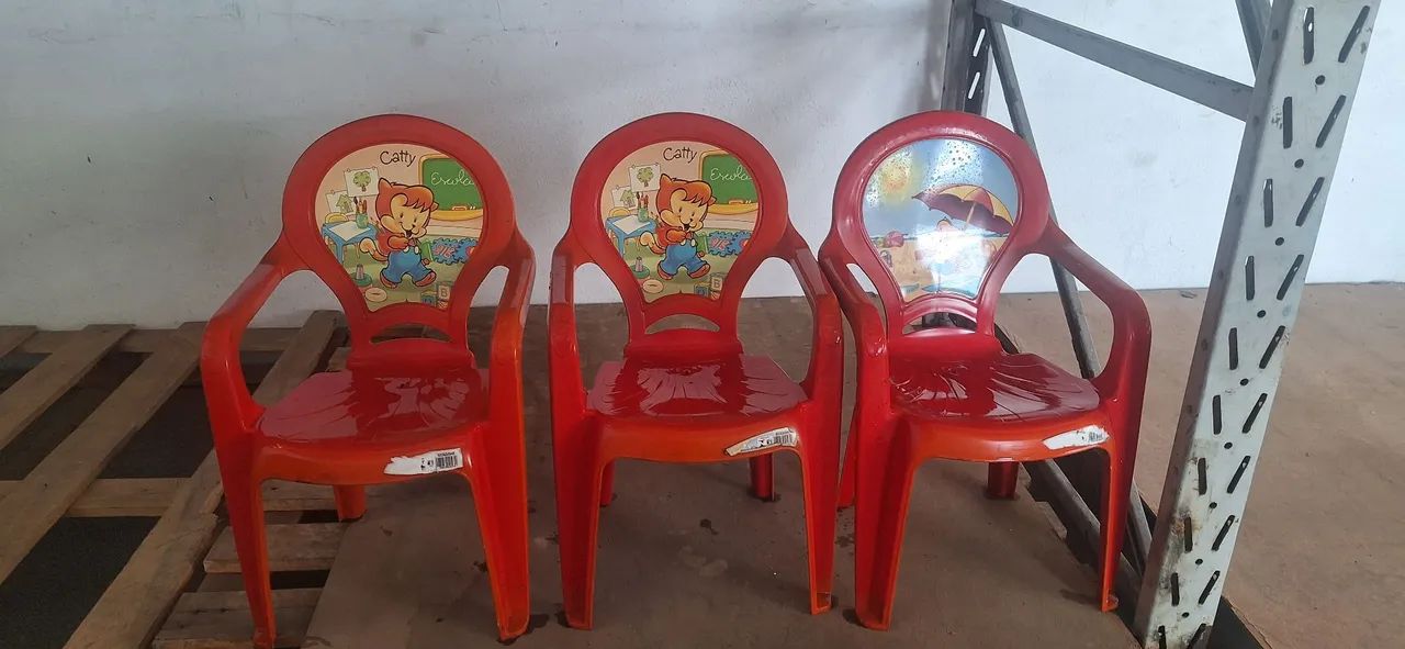  3 Cadeiras infantis de plástico   - Foto 3