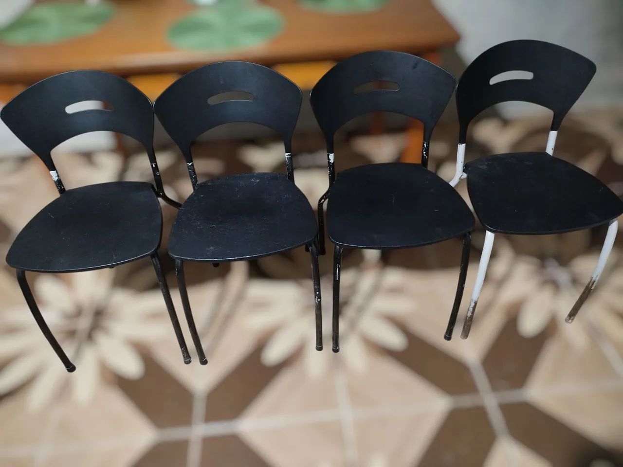 4 Cadeiras Moderna Preta de Ferro e Plástico
