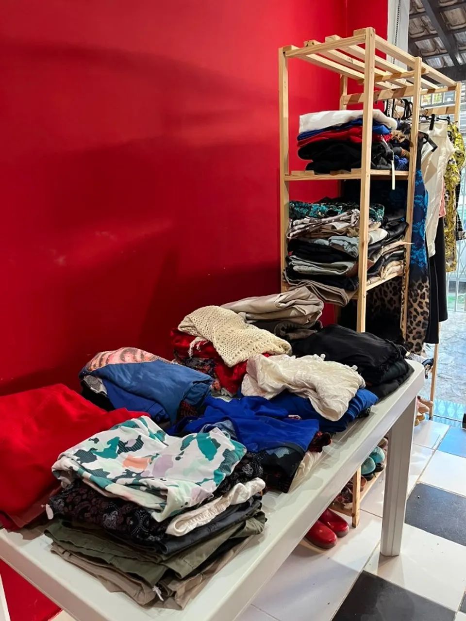 LOTE DE ROUPAS NOVAS E SEMINOVAS - Foto 2