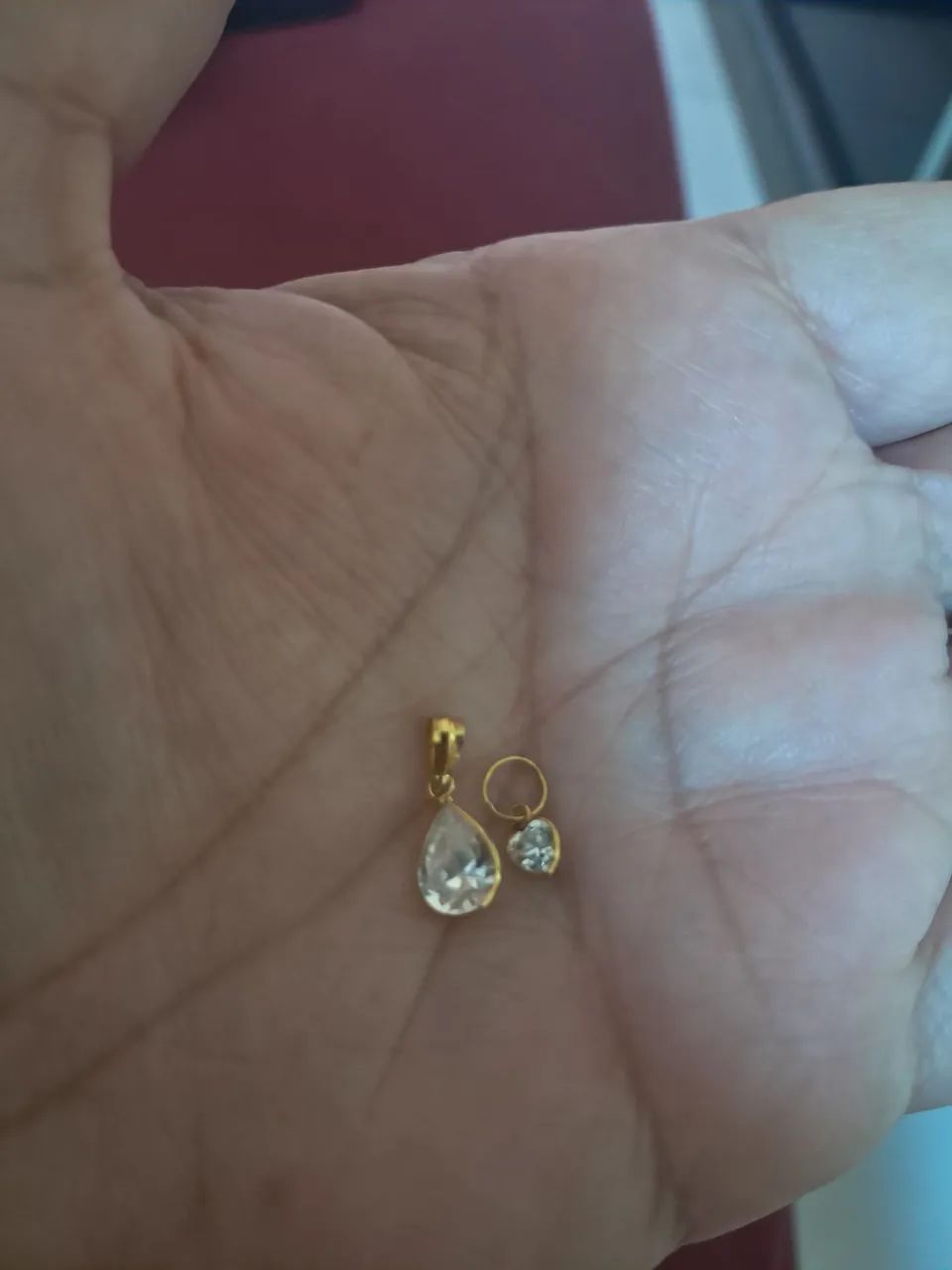Vendo dois pingentes de ouro com zircônias 