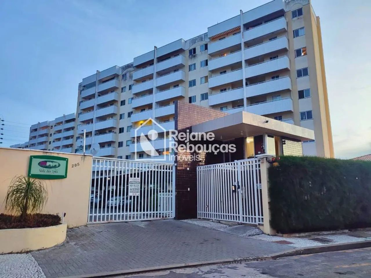 Cobertura duplex NASCENTE, PROJETADA e MOBILIADA, próx. ao Riomar Kennedy com 04 quartos e