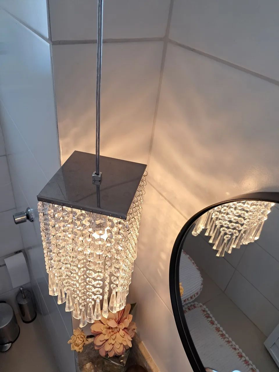 Luminária Pendente com Base e Acabamento em Aço cromado e Pêndulos de Cristal - Foto 5
