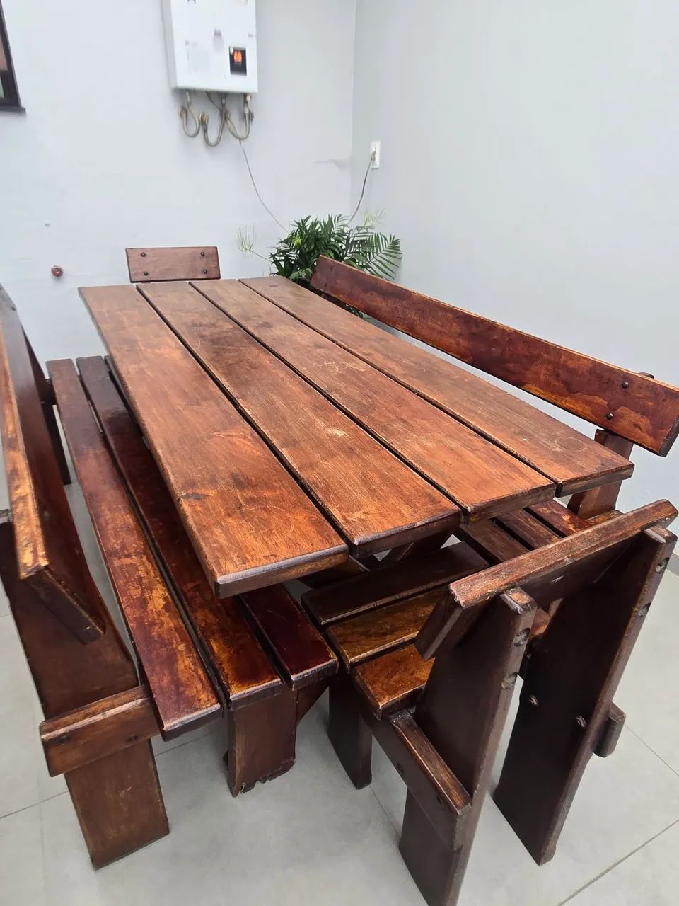 Mesa madeira maciça, bancos e cadeiras 