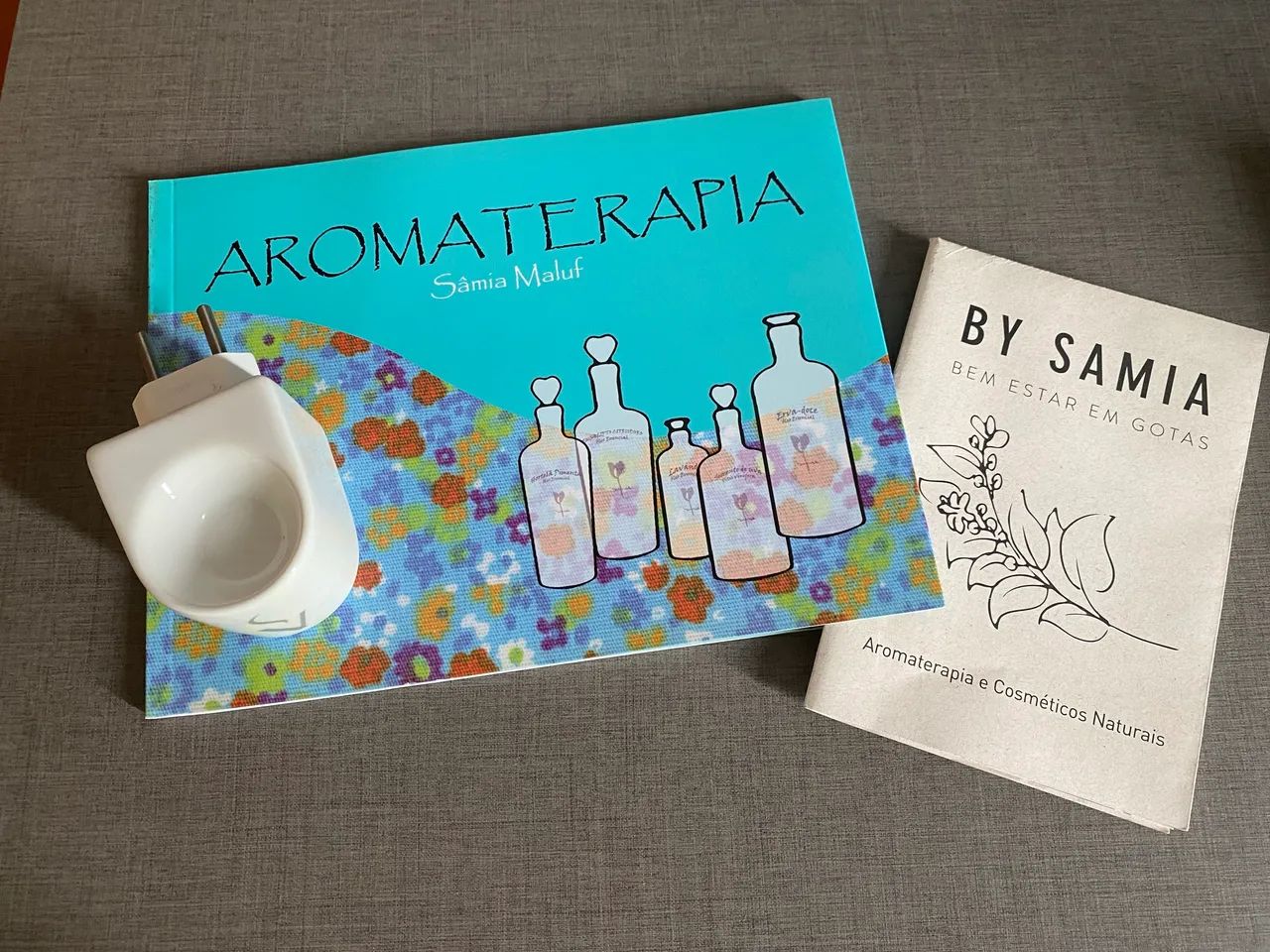Kit difusor elétrico via aroma e livro de aromaterapia Samia Maluf